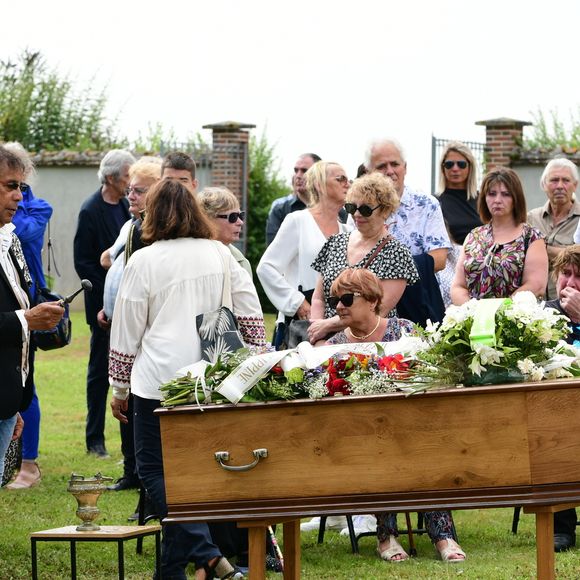 Cinq mois après sa disparition en mars dernier à l’âge de 80 ans, la star des années 80 continue d’émouvoir son public avec la sortie d’un premier single posthume, "Je voudrais te parler de moi". 

Laurent Voulzy, Bernard Sauvat, Herbert Léonard - Obsèques de Pascal Danel au cimetière de Bazoches-sur-le-Betez, le 31 juillet 2024. Sa famille et ses amis dont L.Voulzy, H.Léonard et B.Sauvat sont venus lui rendre un dernier hommage. Pascal Danel est décédé le 25 juillet 2024, victime d’un malaise cardiaque après une opération, à l'âge de 80 ans.
© Romain Doucelin / Bestimage