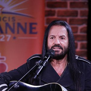Leur collaboration repose sur une complicité ancienne et sur un goût commun pour les histoires racontées en musique.
Francis Lalanne lance sa campagne électorale pour les présidentielles de 2027 lors d'un meeting organisé à Paris, au Théâtre Galabru le 22 août 2026.
© Guirec Coadic / Bestimage