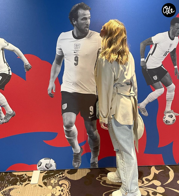Kate Kane embrasse une photo de son mari Harry Kane, capitaine de l'équipe d'Angleterre à l'Euro 2020. Juillet 2021.
