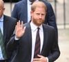 Après s'être rendu deux jours au tribunal, Harry a pris l'avion mais pour une toute autre destination
Le prince Harry, duc de Sussex à l'issue du 2ème jour de son appel de la décision de la Haute Cour à propos de son droit à des gardes du corps armés payés par le contribuable, le 9 avril 2025. Backgrid UK/ Bestimage