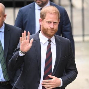 Après s'être rendu deux jours au tribunal, Harry a pris l'avion mais pour une toute autre destination 

Le prince Harry, duc de Sussex à l'issue du 2ème jour de son appel de la décision de la Haute Cour à propos de son droit à des gardes du corps armés payés par le contribuable, le 9 avril 2025. Backgrid UK/ Bestimage