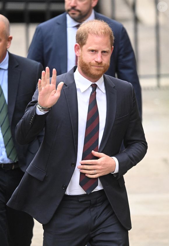 Après s'être rendu deux jours au tribunal, Harry a pris l'avion mais pour une toute autre destination 

Le prince Harry, duc de Sussex à l'issue du 2ème jour de son appel de la décision de la Haute Cour à propos de son droit à des gardes du corps armés payés par le contribuable, le 9 avril 2025. Backgrid UK/ Bestimage