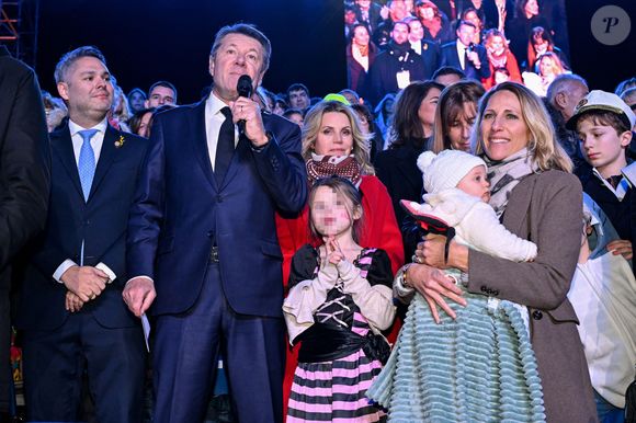 Jorge Rodriguez Vives, le ministre de la culture du Costa Rica, Christian Estrosi, le maire de Nice, sa femme Laura Tenoudji Estrosi, leur fille Bianca, Sarah Doraghi, Isabelle Siri, la productrice de télévision, et Maud Fontenoy, la navigatrice et son 5eme enfant, sa fille Eléa durant la soirée d'ouverture de la 140eme édition du Carnaval de Nice "Roi des Oceans" à Nice, le 15 février 2025. © Bruno Bebert/Bestimage