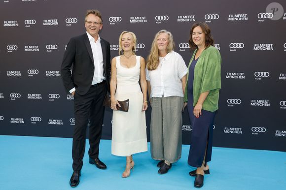 Christoph Gröner, Gillian Anderson, Raynor Winn, Julia Weigl à la première du film The Salt Path et à la remise du Cine Merit Award au Deutsches Theater lors du 42ème Festival du film de Munich, Allemagne, le 1er juillet 2025. © Viviane Simon/API/Bestimage