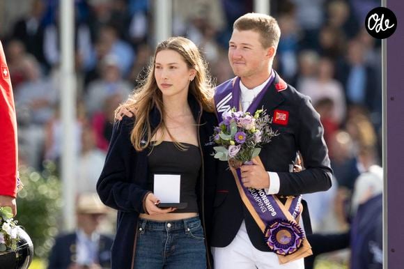 Harry Charles avec son épouse Eve Jobs lors de la cérémonie de remise des prix, Championnat du monde de saut d’obstacles de la FEI Prix Longines, le 23 août 2026, Allemagne. Crédit Dpa / Abaca
