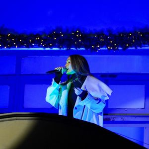 Vitaa lors du lancement des rêveries de Noël au BHV / Marais à Paris le 18 novembre 2025. © Anne-sophie Guebey / Bestimage