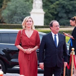 François Hollande et son épouse l'actrice et productrice française Julie Gayet... Arrivée des invités du dîner de Cérémonie du Sommet 2024 Accord de Paris pour le sport et le développement durable. Carrousel du Louvre, Paris, France, 25 juillet 2024. Photo by Jeanne Accorsini/Pool/ABACAPRESS.COM