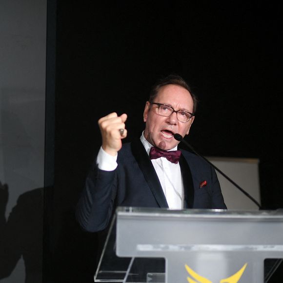 Comme le relate "Nice Matin", l'acteur a été acquitté en Angleterre et aux Etats-Unis des accusations qui pesaient sur lui. Il n'est pas toutefois débarrassé de tous les soupçons à son encontre : le quotidien indique qu'un homme poursuit l'acteur au civil, et qu'un autre l'accuse de "l'avoir touché de manière inappropriée".

Manuel Collas de La Roche, Kevin Spacey - Soirée de gala "Better World Fund" à l'hôtel Carlton lors du 78ème Festival International du Film de Cannes le 20 mai 2025. © Lionel Urman/Bestimage