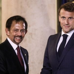 Le président de la République française, Emmannuel Macron reçoit sa Majesté le sultan de Bruneï Haji Sir Hassanal Bolkiah Mu'izzaddin Waddaulah pour un entretien au palais de l'Elysée à Paris, France, le 13 octobre 2023. © Stéphane Lemouton/Bestimage