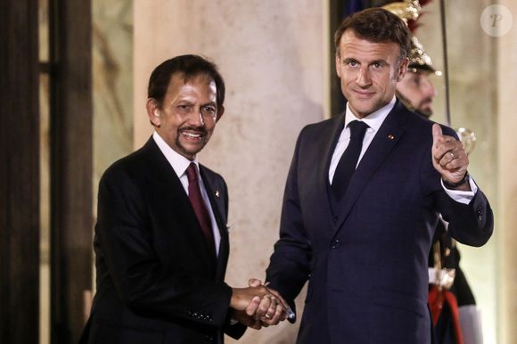 Le président de la République française, Emmannuel Macron reçoit sa Majesté le sultan de Bruneï Haji Sir Hassanal Bolkiah Mu'izzaddin Waddaulah pour un entretien au palais de l'Elysée à Paris, France, le 13 octobre 2023. © Stéphane Lemouton/Bestimage