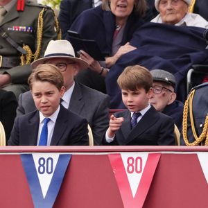 (gauche-droite) La princesse Charlotte, le prince George, le prince Louis et le prince de Galles regardent la procession militaire pour le 80e anniversaire du jour de la Victoire en Europe, au palais de Buckingham, dans le centre de Londres. Date de la photo : lundi 5 mai 2025. crédit photo : Jonathan Brady/PA Wire.