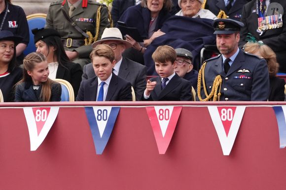 (gauche-droite) La princesse Charlotte, le prince George, le prince Louis et le prince de Galles regardent la procession militaire pour le 80e anniversaire du jour de la Victoire en Europe, au palais de Buckingham, dans le centre de Londres. Date de la photo : lundi 5 mai 2025. crédit photo : Jonathan Brady/PA Wire.