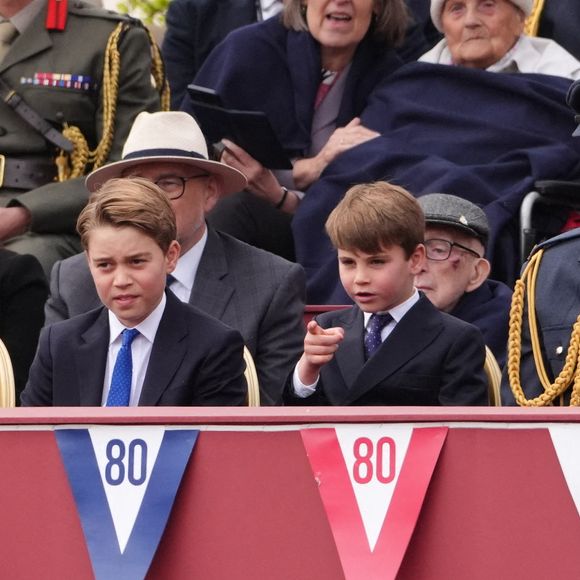 (gauche-droite) La princesse Charlotte, le prince George, le prince Louis et le prince de Galles regardent la procession militaire pour le 80e anniversaire du jour de la Victoire en Europe, au palais de Buckingham, dans le centre de Londres. Date de la photo : lundi 5 mai 2025. crédit photo : Jonathan Brady/PA Wire.