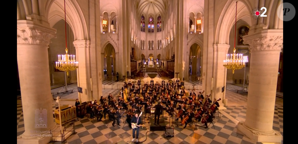 Vianney chante sa version d'"Hallelujah" au coeur de Notre-Dame de Paris pour sa réouverture le 7 décembre 2024.