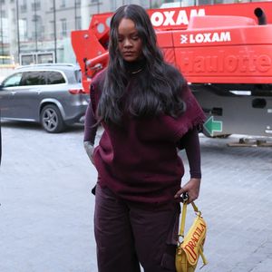 Rihanna a fait sensation dans un ensemble audacieux composé d'un pantalon bordeaux profond et d'un gilet rouge vibrant. L'interprète de Diamonds a accessoirisé son look avec un sac Dior Dracula jaune vif, apportant une touche de contraste électrique à sa silhouette complétée par des chaussures pointues ultra-élégantes. 

Rihanna et ASAP Rocky ont été vus au restaurant Siena à Paris. Le couple profite d'une sortie décontractée pour passer du temps ensemble dans la ville. @Backgrid USA / Bestimage Vendetta dailly / BACKGRID