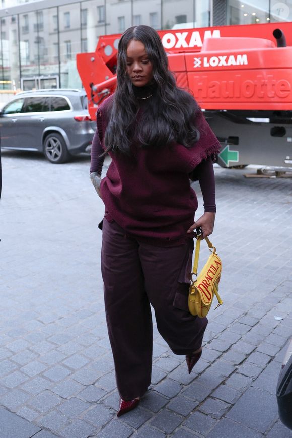 Rihanna a fait sensation dans un ensemble audacieux composé d'un pantalon bordeaux profond et d'un gilet rouge vibrant. L'interprète de Diamonds a accessoirisé son look avec un sac Dior Dracula jaune vif, apportant une touche de contraste électrique à sa silhouette complétée par des chaussures pointues ultra-élégantes. 

Rihanna et ASAP Rocky ont été vus au restaurant Siena à Paris. Le couple profite d'une sortie décontractée pour passer du temps ensemble dans la ville. @Backgrid USA / Bestimage Vendetta dailly / BACKGRID