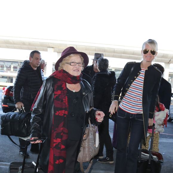 Après son 75ème concert, Johnny Hallyday repart en famille avec sa femme Laeticia et ses filles Jade et Joy à Los Angeles de l'aéroport Roissy Charles de Gaulle le 29 mars 2016. Elyette, la grand-mère de Laeticia Hallyday accompagne toute la famille. © Agence / Bestimage