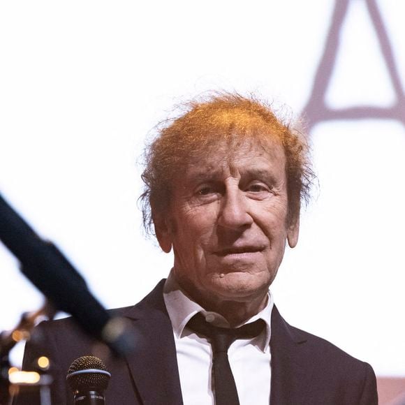Alain Souchon - XVème gala pour la Fondation Recherche Alzheimer à l'Olympia à Paris le 14 mars 2022. Sous la direction artistique de P. Souchon, des grands noms de la chanson française se mobilisent autour d'un concert sur le thème "2 générations chantent pour la 3ème". L'intégralité des bénéfices de cette soirée servira à financer la recherche sur la maladie d'Alzheimer. ©  Jack Tribeca/Bestimage