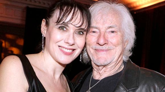 Hugues Aufray marginalisé à cause de ses 96 ans, lui qui a refait sa vie avec une femme de 45 ans de moins, hausse le ton