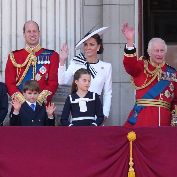 La nouvelle édition du traditionnel défilé Trooping the Colour sera bientôt organisée à Londres

Le prince George, le prince Louis, la princesse Charlotte, le prince William, prince de Galles, Catherine Kate Middleton, princesse de Galles, le roi Charles III d'Angleterre, la reine consort Camilla - Les membres de la famille royale britannique au balcon du Palais de Buckingham lors de la parade militaire "Trooping the Colour" à Londres.
© Julien Burton / Bestimage