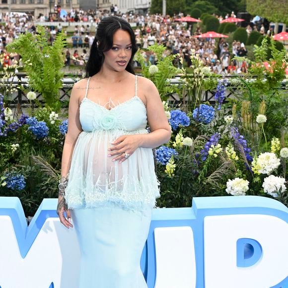 Rihanna, enceinte, aux arrivées et au photocall de la première du film Les Schtroumpfs au Mont des Arts à Bruxelles, Belgique, le 28 juin 2025. © Jan De Meuleneir/Photonews/Bestimage