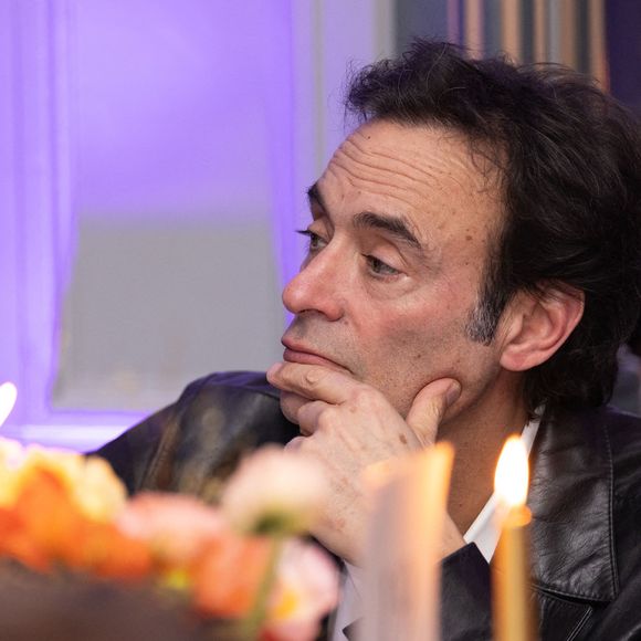 Il a ensuite continué son hommage en story, avec une photo d'archive déchirante d'un sauveteur et son chien tous deux exténués, lors des recherches de survivants.

Anthony Delon au dîner de gala caritatif de l'ONG Elisecare dédié aux enfants de la guerre au Pavillon Ledoyen à Paris le 24 Novembre 2025.  © Julien Sarkissian / Bestimage