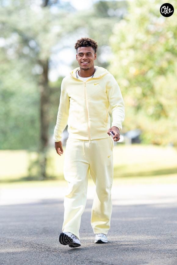 Désiré Doué - Les joueurs de l'équipe de France de football ont soigné leur style vestimentaire pour leur arrivée au centre national du football de Clairefontaine-en-Yveline, France, le 1er septembre 2025. © Pierre Perusseau/Bestimage