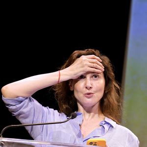 Pour "Madame Figaro", elle a expliqué que sa mère n’était pas prête à élever des enfants et que confier sa garde à son père était une forme de générosité de sa part

Justine Levy - Soirée de mobilisation "L'Europe contre l'antisémitisme" au théâtre Antoine à Paris le 3 juin 2024. © Cédric Perrin/Bestimage