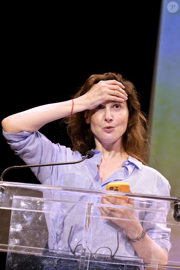 Pour "Madame Figaro", elle a expliqué que sa mère n’était pas prête à élever des enfants et que confier sa garde à son père était une forme de générosité de sa part

Justine Levy - Soirée de mobilisation "L'Europe contre l'antisémitisme" au théâtre Antoine à Paris le 3 juin 2024. © Cédric Perrin/Bestimage