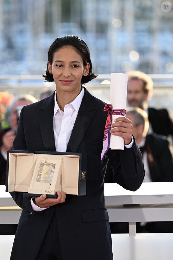 L'actrice française Nadia Melliti pose lors d'un photocall avec son trophée après avoir remporté le Prix d'interprétation féminine pour son rôle dans le film "La Petite derniere" lors de la cérémonie de clôture de la 78ème édition du Festival de Cannes à Cannes, France, le 24 mai 2025. Photo de David Niviere/ABACAPRESS.COM