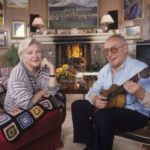 Archives - En France, à Rueil-Malmaison, rendez-vous avec Line Renaud et son mari Loulou Gasté à leur domicile. Avril 1989 © Alain Canu via Bestimage