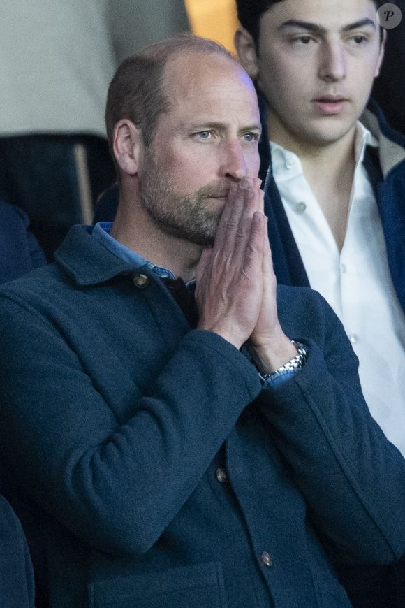 Depuis qu'il est propriétaire de ce Duché, le mari de Kate Middleton compte bien s'occuper au mieux de cette grande entreprise qui génère de gros profits. 

Le prince William, prince de Galles, et son fils, le prince George de Galles, assistent au match aller du quart de finale de Ligue des champions entre le PSG et Aston Villa (3-1) au Parc des Princes à Paris. © Cyril Moreau/Bestimage