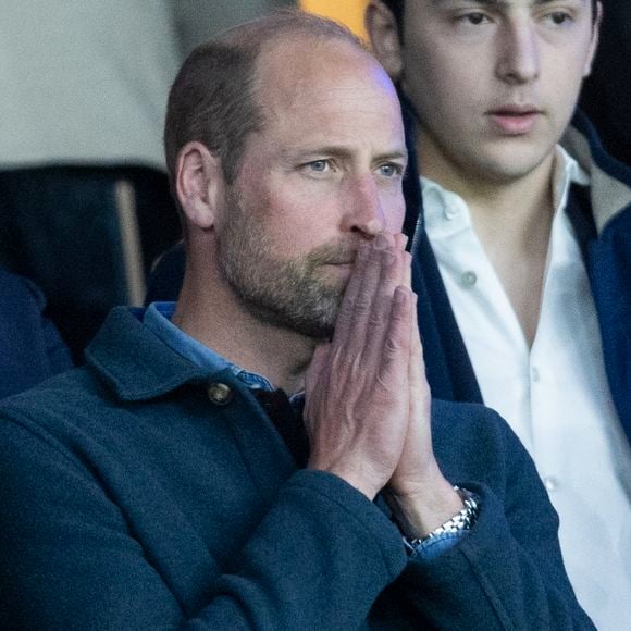 Depuis qu'il est propriétaire de ce Duché, le mari de Kate Middleton compte bien s'occuper au mieux de cette grande entreprise qui génère de gros profits. 

Le prince William, prince de Galles, et son fils, le prince George de Galles, assistent au match aller du quart de finale de Ligue des champions entre le PSG et Aston Villa (3-1) au Parc des Princes à Paris. © Cyril Moreau/Bestimage