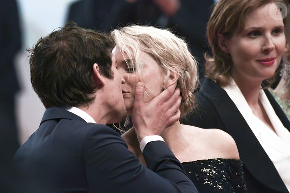 "Sur le plateau, ils pensaient tous qu'on se détestait, parce qu'on ne se disait pas un mot", avait confié le comédien à Madame Figaro. "Il y a tellement de choses qui se passent à l'intérieur (...) J'étais persuadé qu'on allait avoir une histoire et en même dès que j'étais à côté d'elle, c'était la panique". 

Virginie Efira et son compagnon Niels Schneider à la première de "Sibyl" lors du 72ème Festival International du Film de Cannes, le 24 mai 2019. (Norbert Scanella / Panoramic / Bestimage).