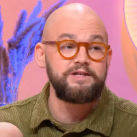 Mieux vaut-il faire dormir son bébé sur le dos ou sur le ventre ? Michel Cymes recueille les conseils d'un pédiatre bien connu des téléspectateurs