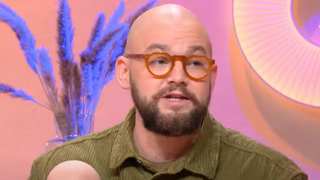 Mieux vaut-il faire dormir son bébé sur le dos ou sur le ventre ? Michel Cymes recueille les conseils d'un pédiatre bien connu des téléspectateurs