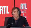 Alain Souchon reprend Marc-Olivier Fogiel en direct à la radio.

Alain Souchon et son fils, Pierre Souchon, sur RTL.