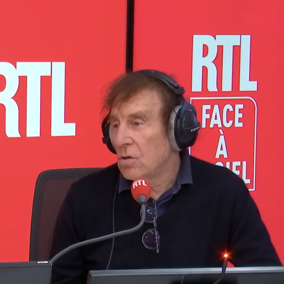 Alain Souchon reprend Marc-Olivier Fogiel en direct à la radio.

Alain Souchon et son fils, Pierre Souchon, sur RTL.
