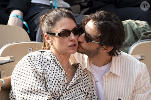 Le couple habite à la campagne, entouré de nombreux animaux.

Pierre Niney, sa compagne Natasha Andrews en tribunes lors de la finale messieurs des Internationaux de France de Tennis de Roland Garros 2025 (jour 15), à Paris, France, le 8 juin 2025. © Cyril Moreau/Bestimage