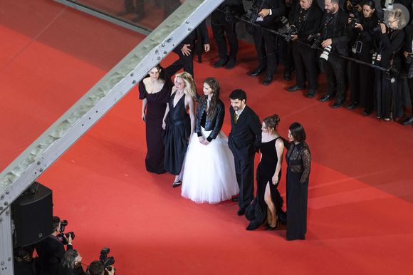 Sonia Faïdi, Kim Higelin, Marion Le Coroller, Sami Outalbali, Mara Taquin, Carole Lambert - Montée des marches du film " Sanguine " lors du 79ème Festival International du Film de Cannes, le 14 mai 2026.

© Camilla Canalini / Bestimage