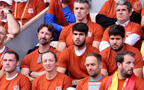 Quelques instants plus tard, le fils de ​​Rafael Nadal a répété l’opération avec Carlos Alcaraz

Carlos Alcaraz -  Hommage à Rafael Nadal lors des internationaux de France de tennis à Roland Garros le 25 mai 2025.

© Dominique Jacovides / Cyril Moreau / Bestimage