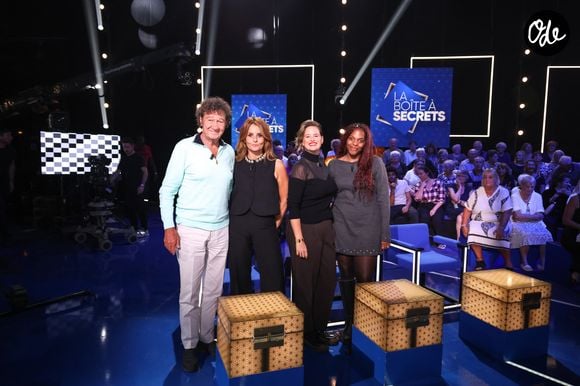 aux côtés des autres invités de l'émission, Elodie Poux et Robert Charlebois. 

Exclusif - Faustine Bollaert, Robert Charlebois, Elodie Poux, Mentissa en backstage de l'enregistrement de l'émission "La Boîte à secrets", présentée par F.Bollaert et diffusée le 23 octobre sur France 3, à Paris, France, le 14 septembre 2026. © Jack Tribeca/Bestimage