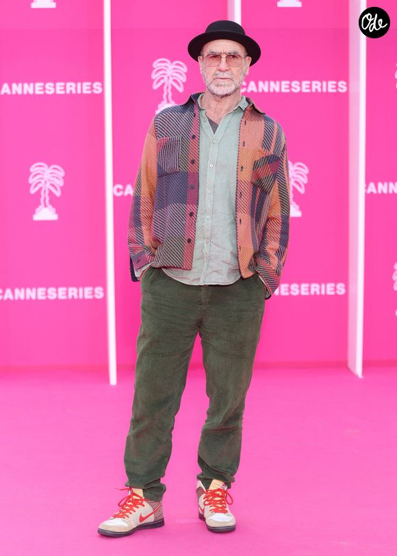 Eric Cantona sur le tapis rose lors de la 9e édition de « CanneSeries » à Cannes, le 25 avril 2026. Photo par Denis Guignebourg / Bestimage  Célébrités sur le tapis rose lors de la 9e édition de « Canneseries » à Cannes le 25/04/2026
