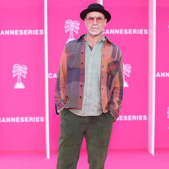 Eric Cantona sur le tapis rose lors de la 9e édition de « CanneSeries » à Cannes, le 25 avril 2026. Photo par Denis Guignebourg / Bestimage  Célébrités sur le tapis rose lors de la 9e édition de « Canneseries » à Cannes le 25/04/2026