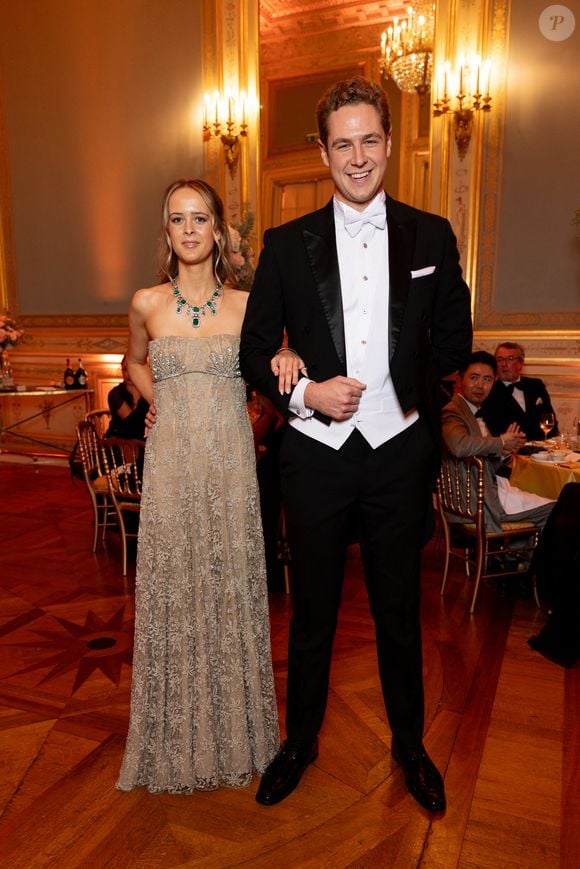Autre jeune femme qui a fait parler d'elle, Lady Araminta Spencer-Churchill, descendante de Sir Winston Churchill, qui portait une divine robe Giorgio Armani Privé.

Exclusif -Lady Araminta Spencer-Churchill ( robe Giorgio Armani Privé ) et son cavalier le baron Nicholas von Perfall   - Défilé au Bal 2025 des débutantes à l’hôtel Shangri-La Paris le 29 novembre 2025. Le Bal / Moreau / Borde / Bestimage