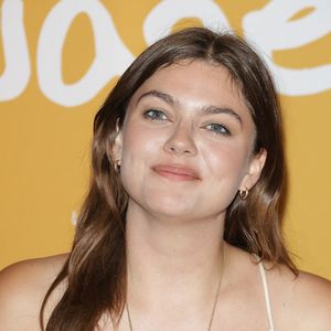 Sur Instagram, Louane s'est dévoilée dans une somptueuse robe de mariée, une tenue qu'elle a hésité à porter pour son grand jour avec Florian Rossi 

Louane Emera - Première du film "La fille dans Les nuages" au cinema UGC Bercy à Paris. © Coadic Guirec/Bestimage