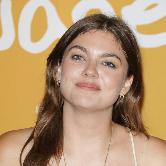 Sur Instagram, Louane s'est dévoilée dans une somptueuse robe de mariée, une tenue qu'elle a hésité à porter pour son grand jour avec Florian Rossi 

Louane Emera - Première du film "La fille dans Les nuages" au cinema UGC Bercy à Paris. © Coadic Guirec/Bestimage