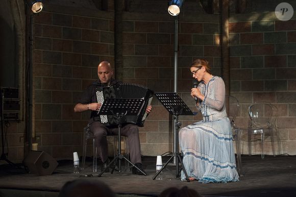 Lionel Suarez, Clotilde Courau (princesse de Savoie) - Clotilde Courau (princesse de Savoie)  lit "Le jour où Nina Simone a cessé de chanter" de Darina Al-Joundi et Mohamed Kacimi ( Actes Sud ) accompagné de son musicien au cloître des Jacobins à Toulouse pour Le Marathon des Mots 2015 le 26 juin 2015. ©Gilles Bouquillon / Bestimage