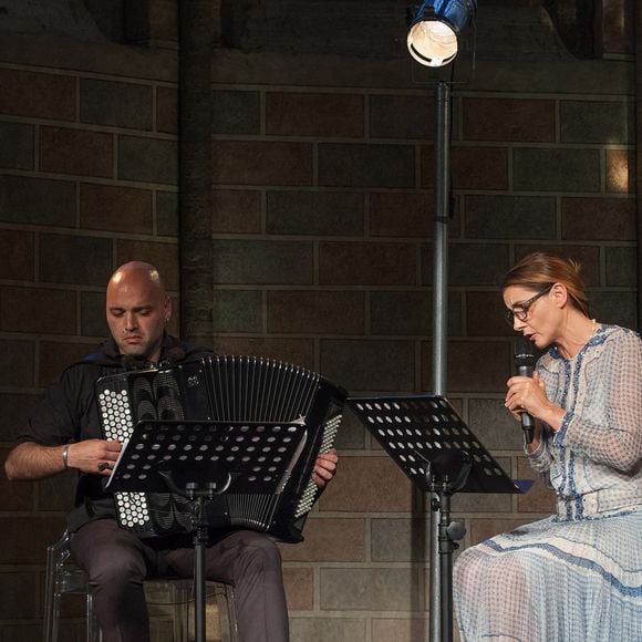 Lionel Suarez, Clotilde Courau (princesse de Savoie) - Clotilde Courau (princesse de Savoie)  lit "Le jour où Nina Simone a cessé de chanter" de Darina Al-Joundi et Mohamed Kacimi ( Actes Sud ) accompagné de son musicien au cloître des Jacobins à Toulouse pour Le Marathon des Mots 2015 le 26 juin 2015. ©Gilles Bouquillon / Bestimage