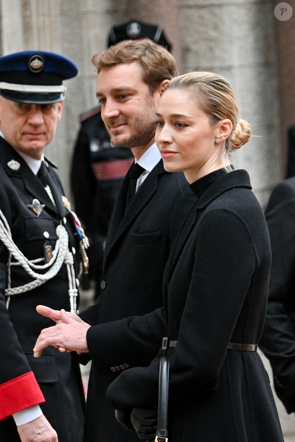 Déjà parents de deux garçons, Stefano et Francesco, le couple princier s’apprête à agrandir sa famille et à renforcer encore la dynastie des Grimaldi. 

Pierre Casiraghi et sa femme Beatrice Borromeo - Obsèques de Didier Guillaume (ancien ministre de l'Agriculture entre 2018 et 2020 et ancien Ministre d'Etat de Monaco 2024–2025) en la cathédrale Notre-Dame-Immaculée de Monaco le 23 janvier 2025. © Bruno Bebert/Bestimage